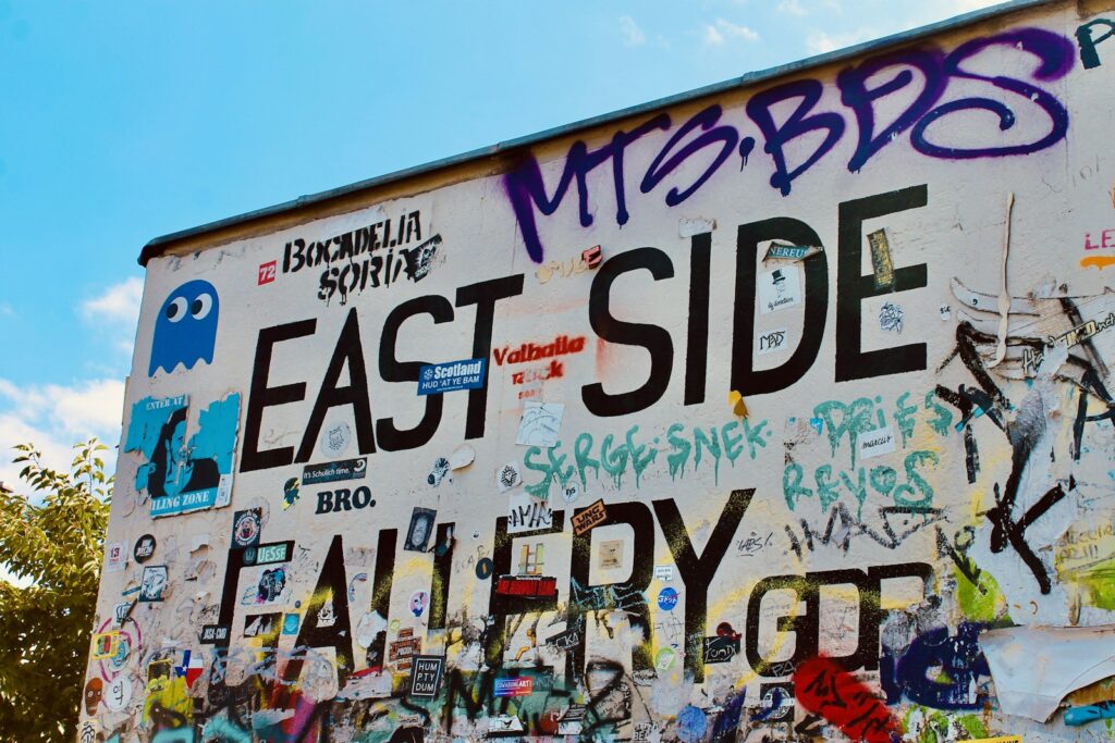 Bezoekers bij de beschilderde Berlijnse Muur aan de East Side Gallery