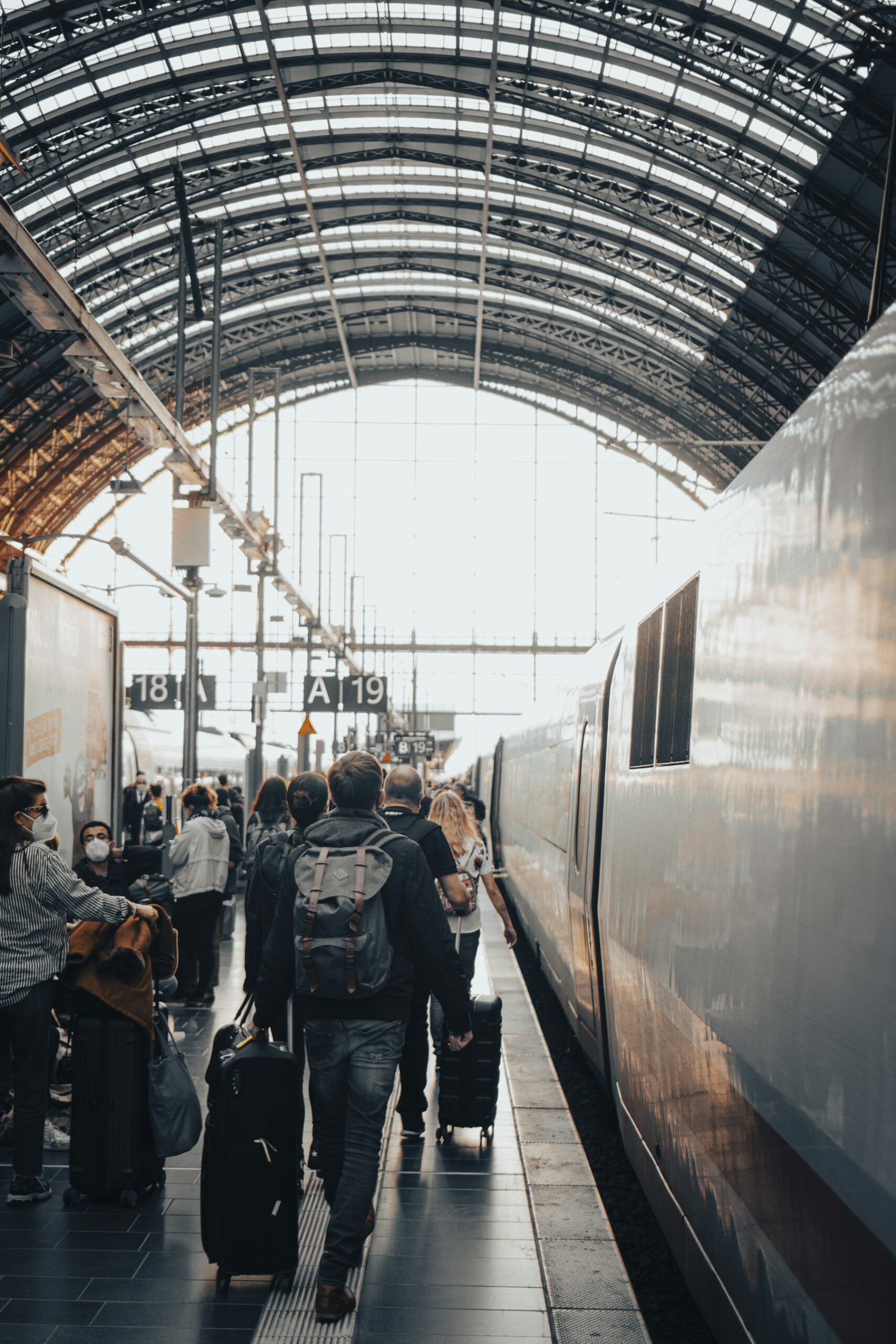 Groep met bagage op weg naar de trein