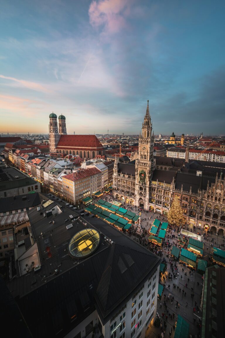 Marienplatz met het nieuwe stadhuis in München