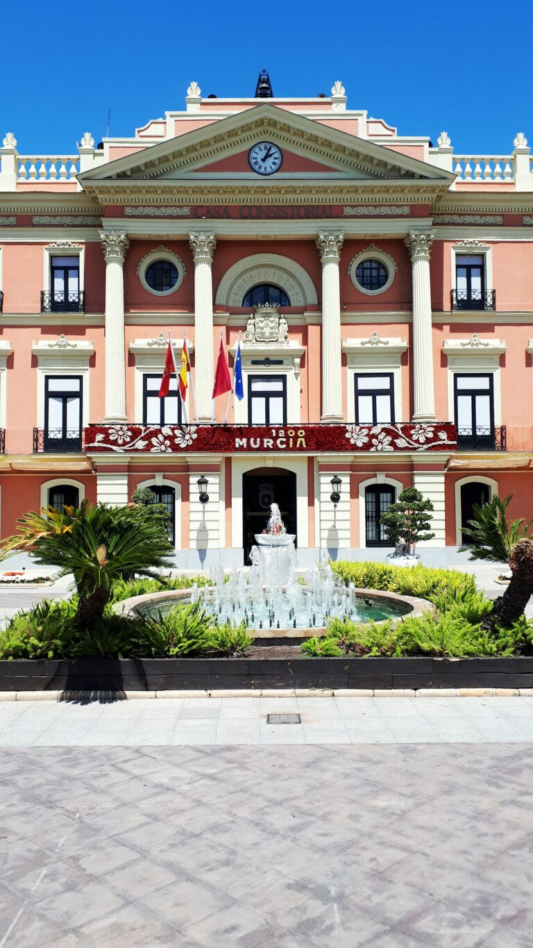 Historisch gebouw met fontein in Murcia