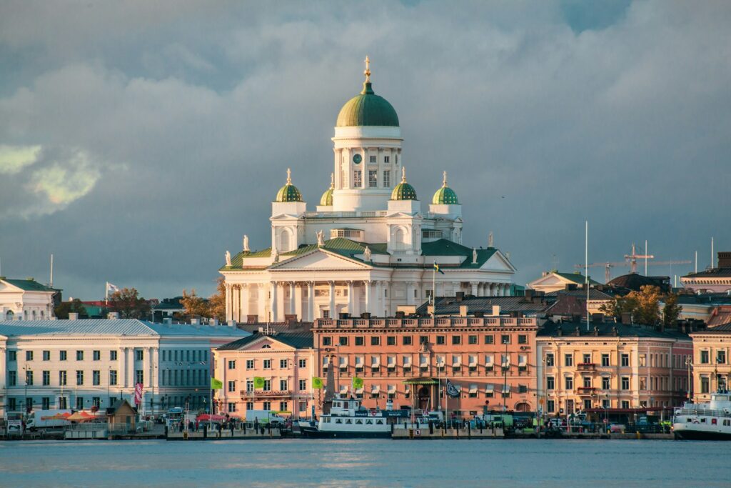 De kathedraal van Helsinki boven de kade