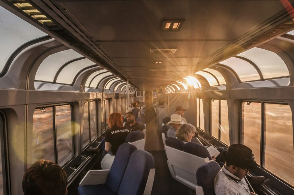 Groep reizigers samen op de trein