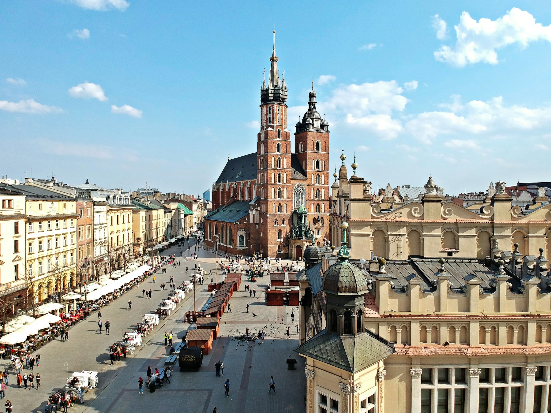 Het grote marktplein van Krakau met de klokkentoren