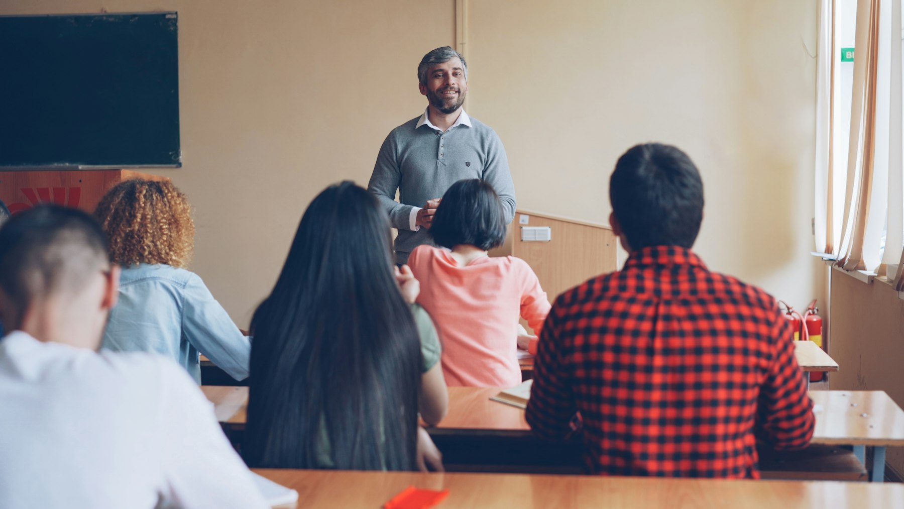 Leerkracht geeft les aan een klas